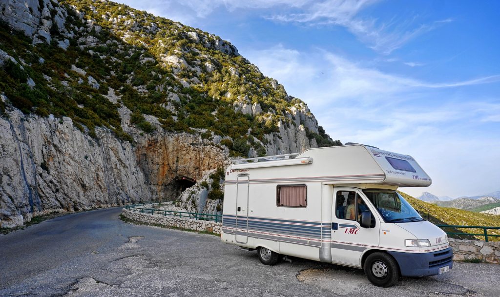 Un camping-car sur une route de montagne