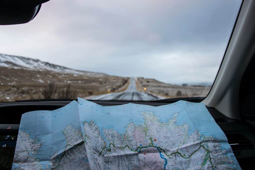 Une carte dépliée dans une voiture