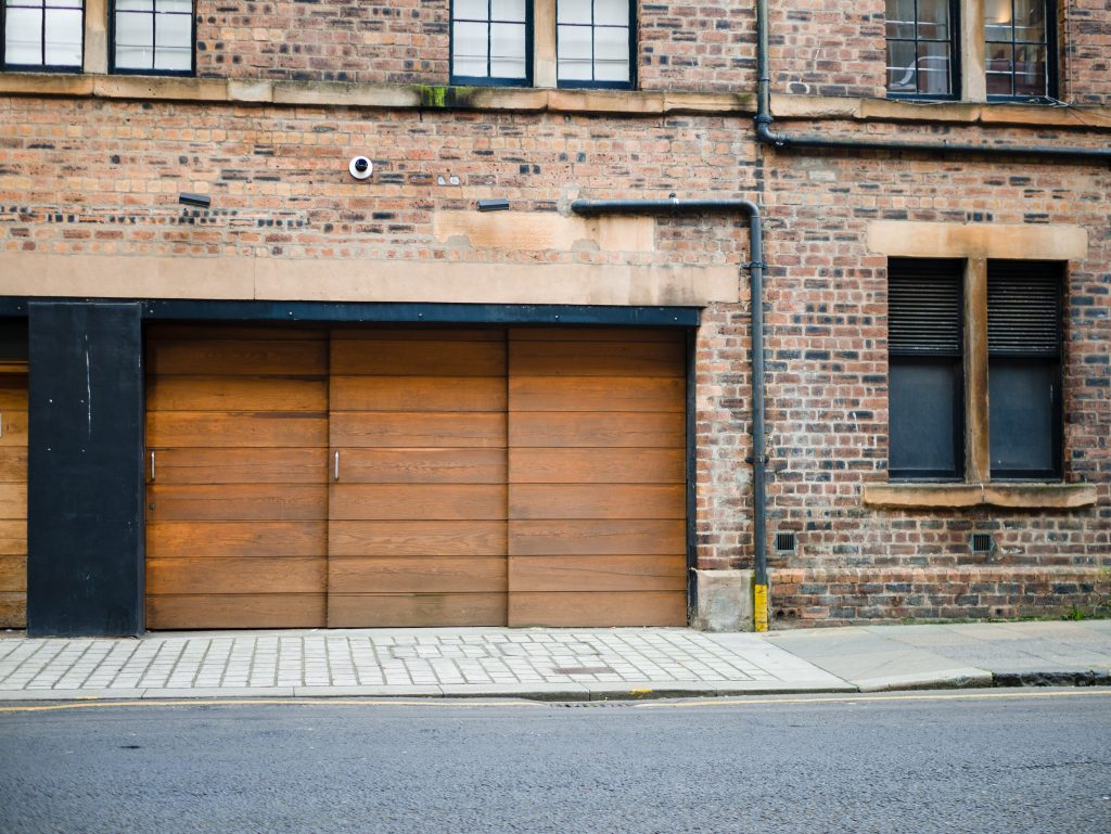 Porte de garage en ville